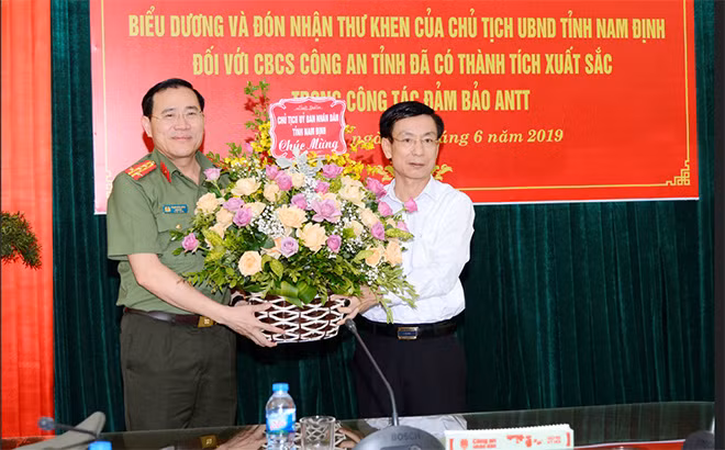 Lãnh đạo tỉnh Nam Định tặng hoa chúc mừng thành tích xuất sắc của lực lượng Công an tỉnh Nam Định.
