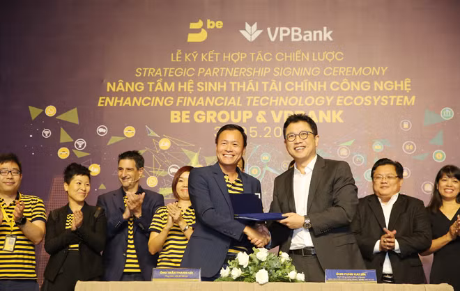 Ông Fung Kai Jin - Phó TGĐ, Giám đốc khối doanh nghiệp vừa và nhỏ ngân hàng VPbank và ông Trần Thanh Hải - Tổng Giám đốc BE Group tại lễ ký kết.