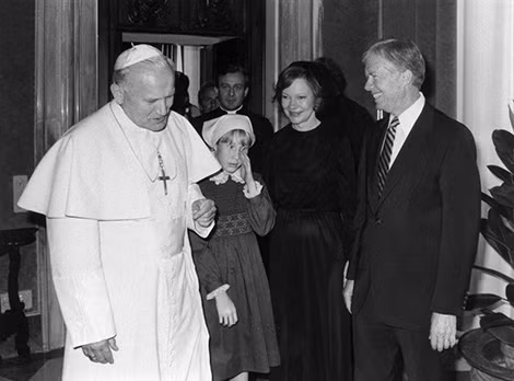 Jimmy Carter và gia đình gặp Giáo hoàng John Paul II tại Rome, năm 1976.