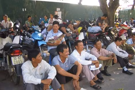 Phụ huynh chờ đợi con làm bài thi dưới thời tiết nắng nóng.