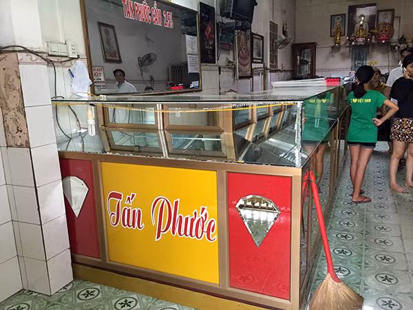 Hiện trường tiệm vàng bị cướp.