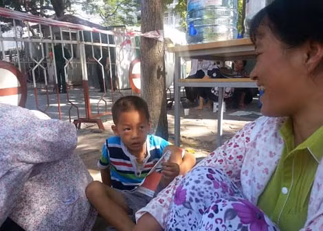 Học sinh lớp 1 tỉnh Nam Định theo mẹ và chị lên Hà Nội đi thi.