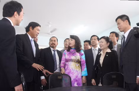 Ông Nguyễn Bá Thanh (người thứ 2 tính từ bên trái sang) tại lễ khánh thành Bệnh viện Ung bướu Đà Nẵng.