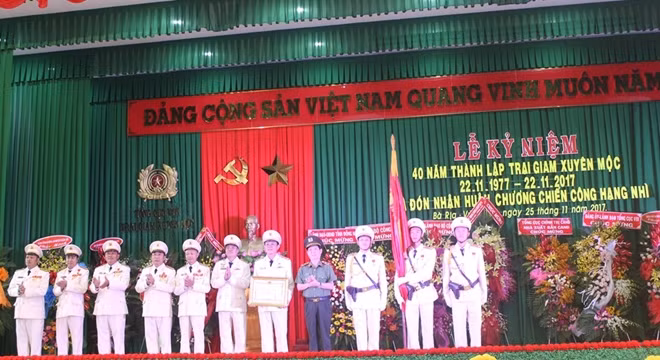 Thừa ủy quyền Chủ tịch nước, Thứ trưởng Nguyễn Văn Sơn trao tặng Huân chương Chiến công hạng Nhì cho tập thể Trại giam Xuyên Mộc.