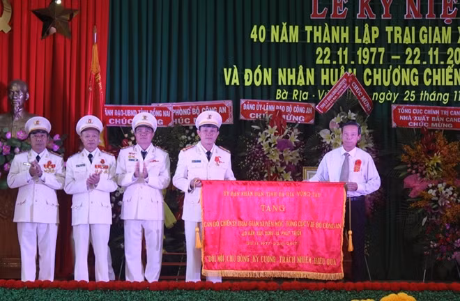 Ủy ban nhân dân tỉnh Bà Rịa - Vũng Tàu tặng bức trướng cho Trại giam Xuyên Mộc.