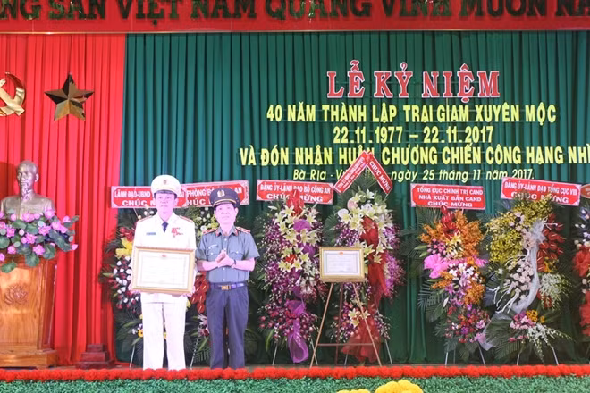 Thừa ủy quyền Chủ tịch nước, Thứ trưởng Nguyễn Văn Sơn trao tặng Huân chương Chiến công hạng Ba cho Đại tá Nguyễn Trọng Tuấn.