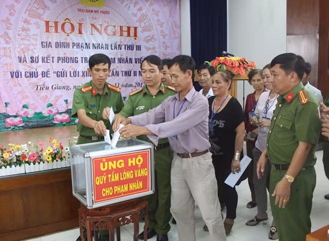 Cán bộ chiến sĩ Trại giam Mỹ Phước cùng thân nhân phạm nhân ủng hộ “Quỹ tấm lòng vàng”.