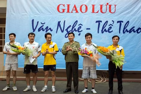 Đại tá Trần Vi Dân, Tổng Biên tập Tạp chí CAND trao thưởng cho các tập thể, cá nhân tham gia nội dung thi môn bóng bàn.