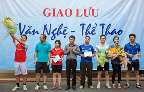 Thượng tá Phạm Khải, Phó Tổng Biên tập Báo CAND trao thưởng cho các tập thể, cá nhân tham gia nội dung thi môn cầu lông.