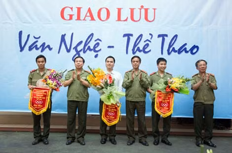 Đại diện lãnh đạo các đơn vị Báo CAND, Nhà Xuất bản CAND, Tạp chí CAND tặng Cờ lưu niệm cho các Đội tham gia chương trình giao lưu.