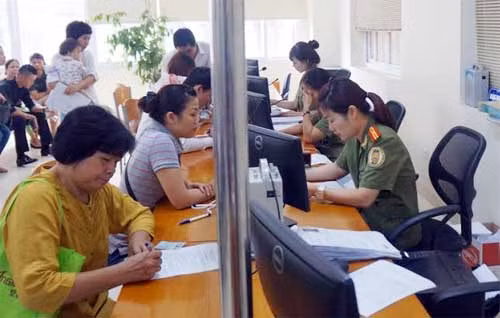 Phòng quản lý xuất nhập cảnh Công an TP Hà Nội cấp hộ chiếu cho người dân. Phòng quản lý xuất nhập cảnh Công an TP Hà Nội cấp hộ chiếu cho người dân.