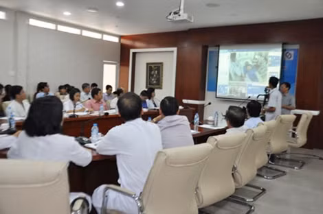 Hai nhóm ê kíp gồm các BS tim mạch, nội tiết, chuyên về Nội khoa… đã trực tiếp tương tác, thăm hỏi trực tiếp bệnh nhân thông qua hệ thống hỗ trợ từ xa.