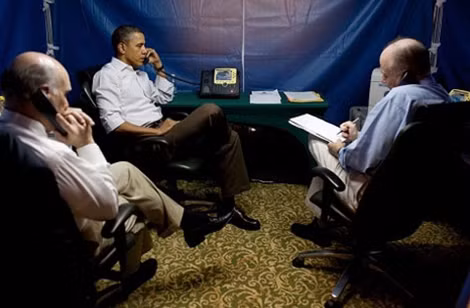 Tổng thống Mỹ Barack Obama cùng các quan chức thảo luận về tình hình không kích tại Libya năm 2011, trong chiếc lều an ninh, dựng tại khách sạn ở Brazil.