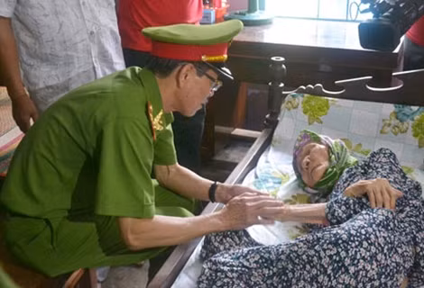 Đoàn công tác Tổng Cục Cảnh sát thăm, tặng quà Mẹ VNAH Trần Thị Mai.