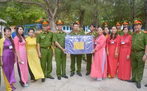 Đoàn công tác đến thăm Trường Mẫu Giáo Tam Thanh.