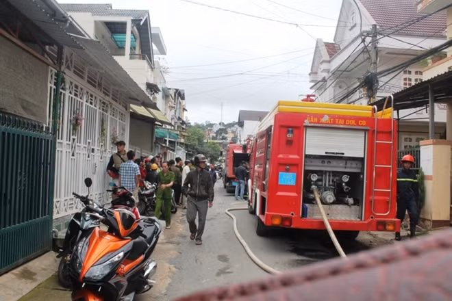 Vụ hỏa hoạn trong khu đông dân cư nên nhiều gia đình sinh sống kề đó một phen hốt hoảng