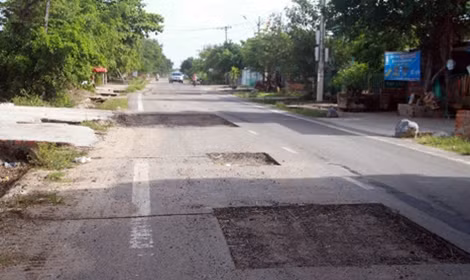 Một số đoạn đường Trường Sơn Đông qua Gia Lai hư hỏng, nhà thầu phải sửa chữa.