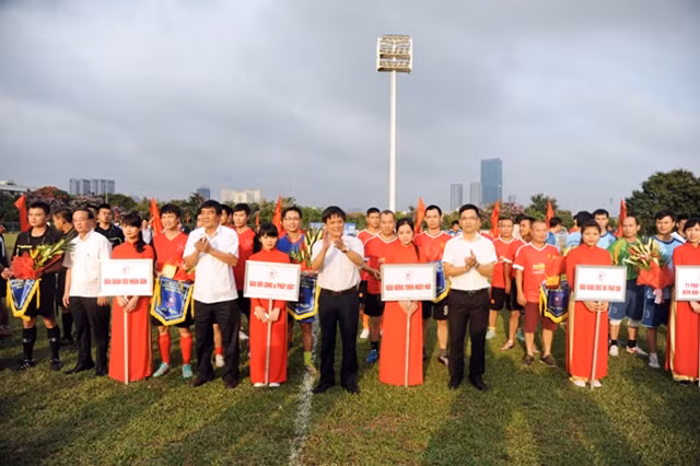 Ban tổ chức tặng cờ lưu niệm cho các đội bóng.