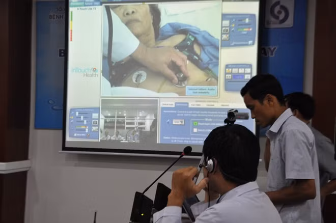 Thông qua hệ thống chẩn đoán từ xa, các bác sĩ giữa 2 đầu cầu tương tác, kiểm tra hồ sơ bệnh án bệnh nhân và đưa ra hướng điều trị tốt nhất.