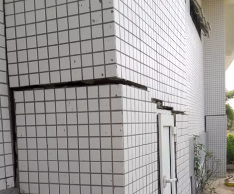 Những vết nứt tại các hộp kỹ thuật khu điều trị Bệnh viện Ung bướu Đà Nẵng.