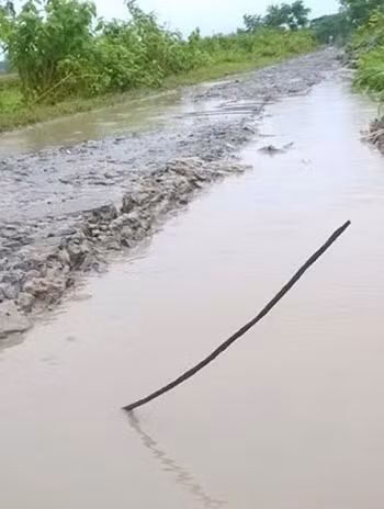 Hàng loạt “chông sắt” nhô lên gây nguy hiểm cho người đi đường.