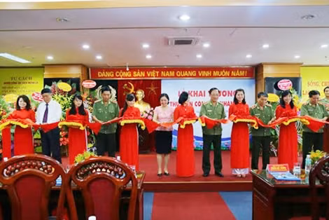 Thứ trưởng Nguyễn Văn Thành và các đại biểu cắt băng khánh thành Thư viện CAND.