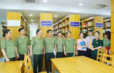Thứ trưởng Nguyễn Văn Thành cũng các đại biểu thăm quan Thư viện CAND.