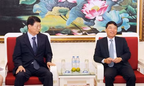 Thứ trưởng Trần Việt Tân; Chủ tịch Ủy ban Cảnh sát Quốc gia Hàn Quốc Choi Byong Deok tại buổi tiếp.