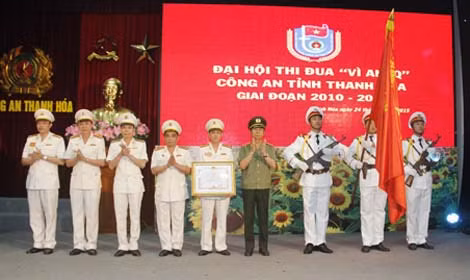 Thừa ủy quyền của Chủ tịch nước, Thượng tướng Đặng Văn Hiếu, Thứ trưởng Thường trực Bộ Công an trao Huân chương Chiến công Hạng nhì cho phòng PC46.