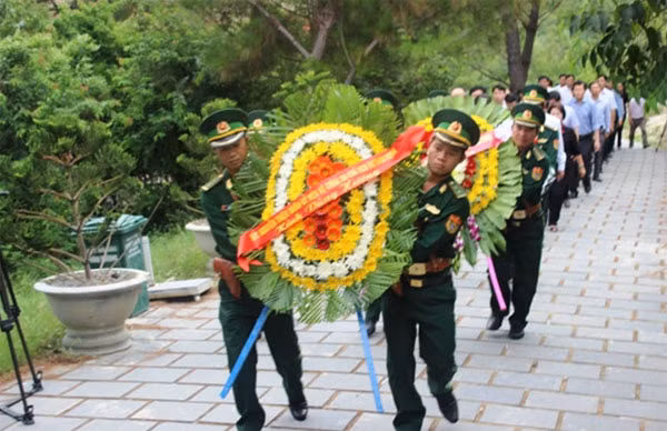 Đoàn công tác của Trung ương MTTTQ Việt Nam vào dâng hoa tại mộ Đại tướng Võ Nguyên Giáp.