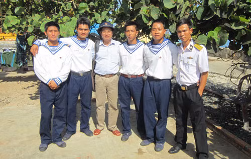 Tác giả (thứ ba từ trái sang) với các chiến sỹ hải quân.