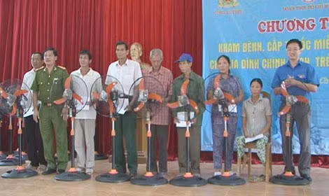 Lãnh đạo Công an và Tỉnh đoàn tặng quà. Lãnh đạo Công an và Tỉnh đoàn tặng quà.