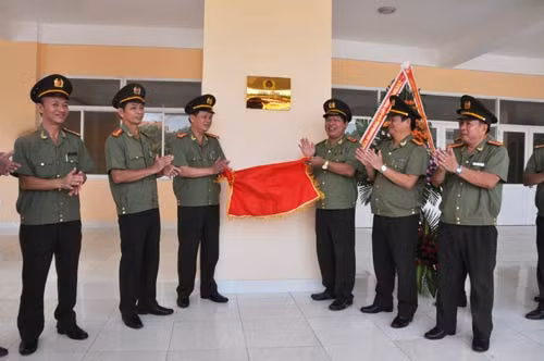 Lễ gắn biển “Công trình chào mừng kỷ niệm 70 năm ngày truyền thống CAND” cho công trình thư viện Nhà trường