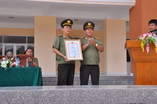 Trung tướng K’Sor Nham trao Bằng công nhận “Công trình kỷ niệm 70 năm ngày truyền thống CAND cho Hiệu trưởng nhà trường.