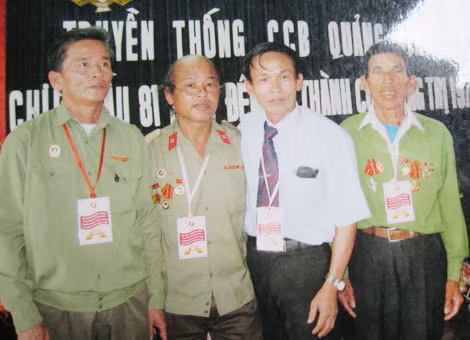 Anh Đinh Gia Công (thứ hai từ trái sang) cùng những đồng đội năm xưa gặp nhau trong dịp Kỷ niệm 40 năm chiến đấu giữ Thành cổ Quảng Trị (2012).