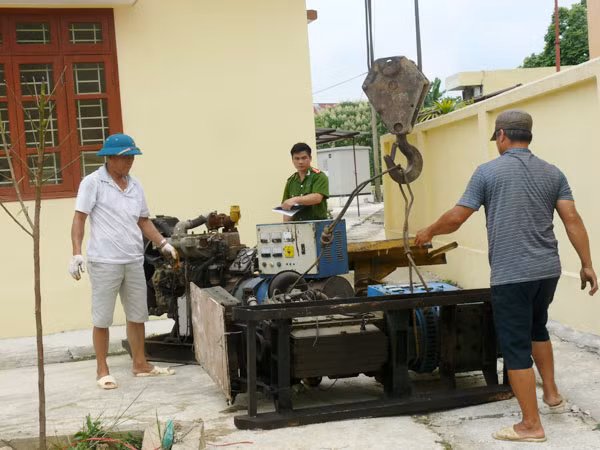 Hàng hóa được chở trên xe gồm các loại máy móc đã qua sử dụng.