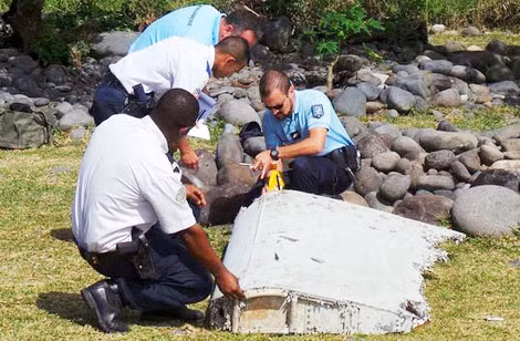 Các nhà điều tra Pháp xem xét mảnh vỡ nghi của máy báy MH370. Ảnh: Reuters. Các nhà điều tra Pháp xem xét mảnh vỡ nghi của máy báy MH370. Ảnh: Reuters.