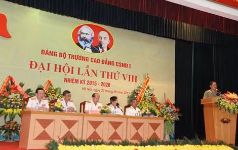 Thiếu tướng Đỗ Ngọc Cẩn, Phó Tổng cục trưởng Tổng cục Chính trị CAND phát biểu chỉ đạo Đại hội. Thiếu tướng Đỗ Ngọc Cẩn, Phó Tổng cục trưởng Tổng cục Chính trị CAND phát biểu chỉ đạo Đại hội.