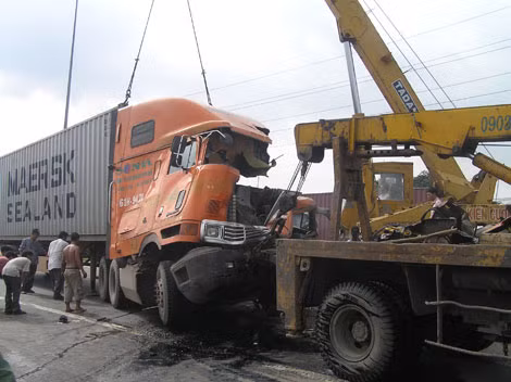 Một cảnh xe chở container uy hiếp nghiêm trọng tới an toàn giao thông.