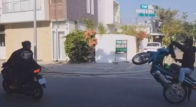 Hình ảnh các nam sinh lớp 10 bốc đầu xe khoe trên mạng xã hội.