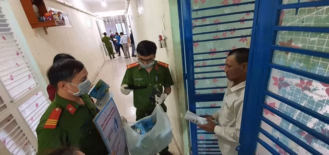 Các CBCS Công an phường Nại Hiên Đông kiểm tra tuyên truyền phòng chống dịch bệnh COVID -19 tại khu dân cư làng Cá.