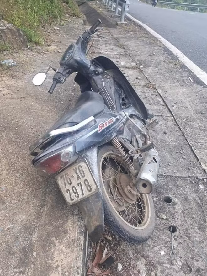Xe máy đối tượng vứt lại bên vệ đường để lẩn trốn lên rừng núi Hải Vân.