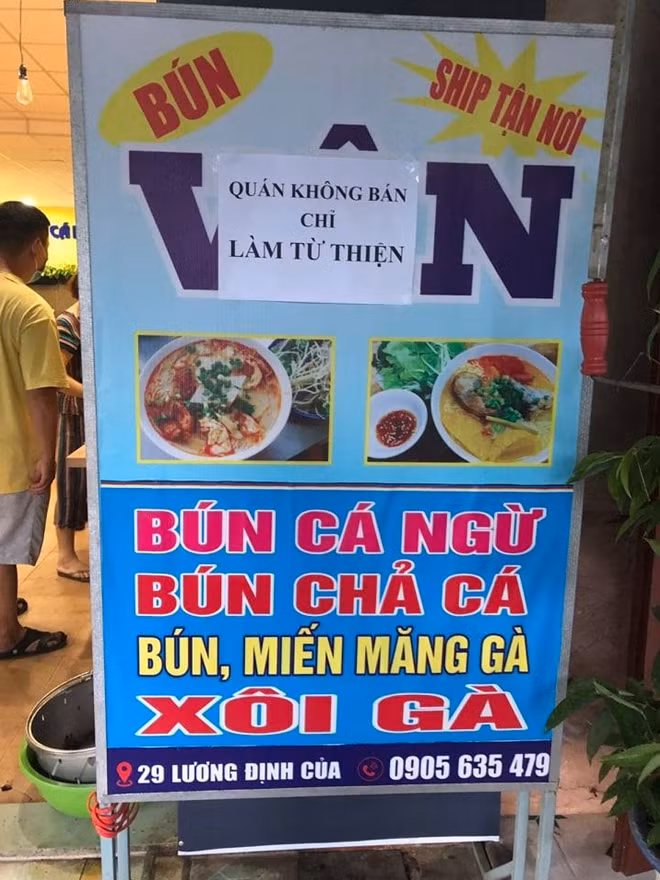 Thông qua Facebook có tên Red Nguyen, chủ cửa hàng Bún V đã bán hàng (thực phẩm chế biến sẵn) qua mạng bất chấp lệnh cấm của TP Đà Nẵng.