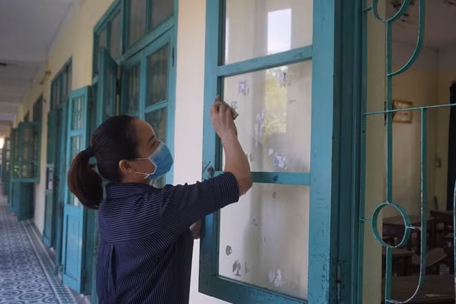 Để đảm bảo an toàn phòng chống dịch COVID và chào đón học sinh đến trường các giáo viên của các trường PTTH, THCS đã hy sinh hai ngày nghỉ cuối tuần để dọn dẹp vệ sinh, khử khuẩn lớp học, bàn ghế...