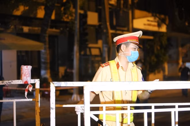 Giám đốc Công an TP Đà Nẵng đã yêu cầu Phòng Cảnh sát Giao thông, Phòng Cảnh sát Cơ động, công an các quận, huyện ngừng nhiệm vụ tại 8 chốt chặn kiểm soát y tế ở các cửa ngõ ra vào thành phố.