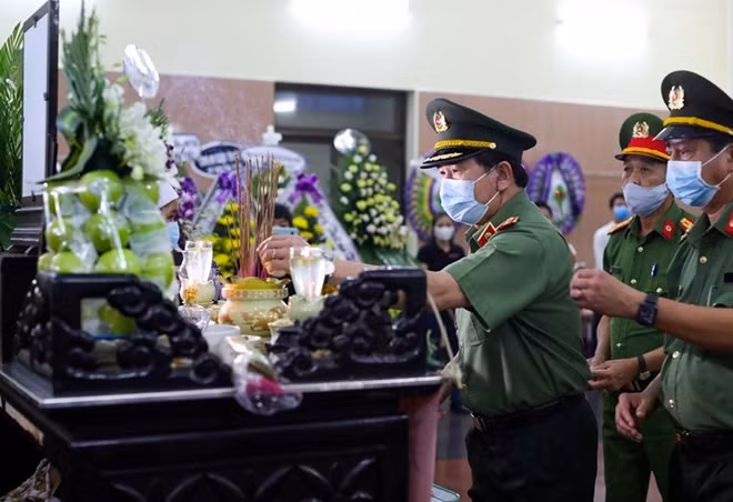 Thiếu tướng Vũ Xuân Viên, Giám đốc Công an TP Đà Nẵng đã đến viếng hai đồng chí Thiếu tá Đặng Thanh Tuấn và Thượng sĩ Võ Văn Toàn vừa hi sinh trong khi làm nhiệm vụ trên địa bàn quận Sơn Trà.