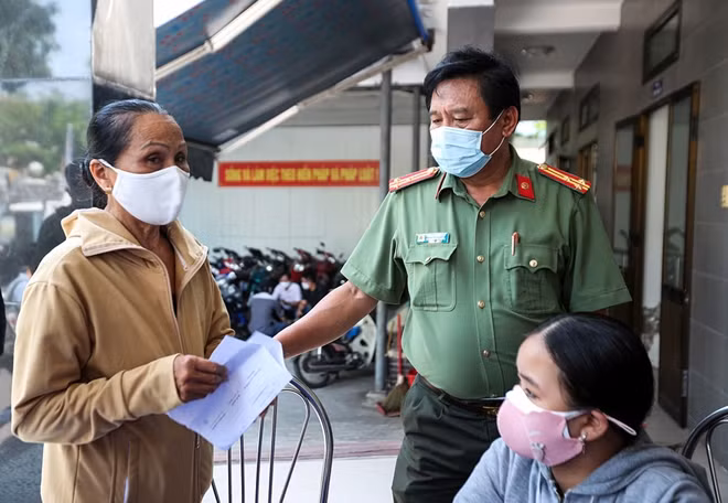 Lãnh đạo Công an quận Sơn Trà (TP Đà Nẵng) thăm hỏi động viên thân nhân, gia đình của hai chiến sĩ Công an hy sinh khi đang làm nhiệm vụ.