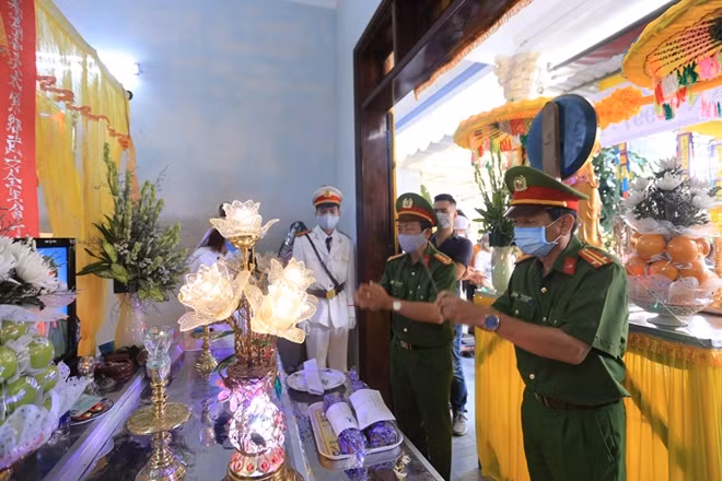 Lãnh đạo Công an quận Sơn Trà viếng và thăm hỏi gia đình Thượng sĩ Võ Văn Toàn.