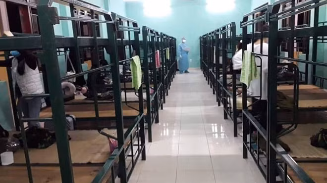 Chỗ ở tập trung thoáng mát, thoải mái của các công dân Việt Nam đang được cách ly tại khu tập trung.