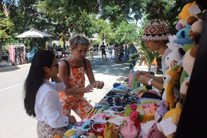 Phiên chợ thu hút rất đông người dân, du khách đến tham quan, mua sắm.